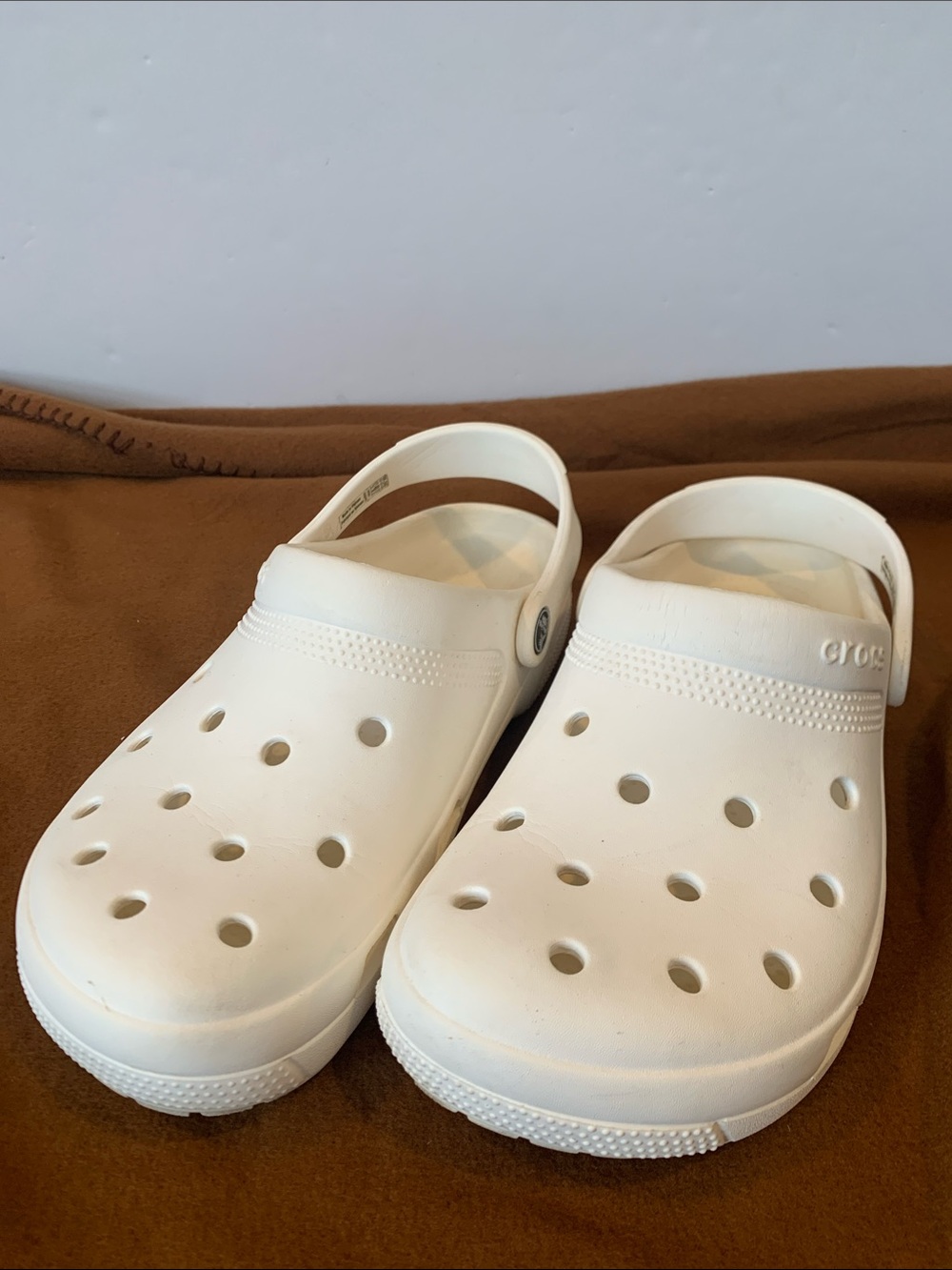 Crocs Men’s Size 6 Women’s Size 8 White Classic Clogs Unisex  Slip-On Shoes